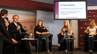 Foto: Diskussionsrunde auf der Bühne im Bundesratszelt