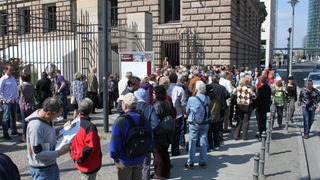 Foto: Besucher vorm Eingang des Bundesrates 