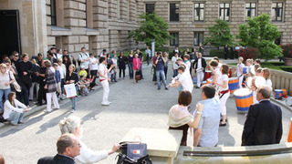 Foto: Band vor dem Haupteingang 