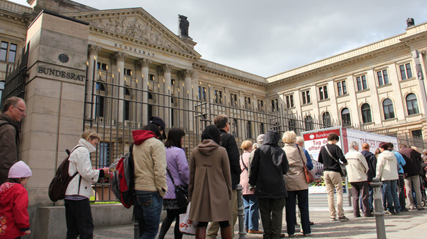 Große Schlange vor dem Eingang zum Bundesrat