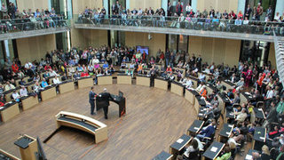 viele Besucher im Plenarsaal