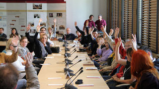 Bürger im Saal des Vermittlungsausschusses