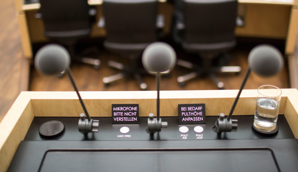 Foto: Rednerpult im Plenarsaal des Bundesrates