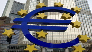 Foto: Eurozeichen vor einem Bankenturm in Frankfurt