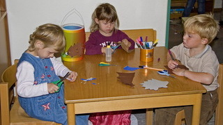 Foto: Kinder beim Basteln im Kindergarten