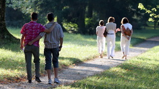 Foto: Gleichgeschlechtliche Paare beim Spaziergang