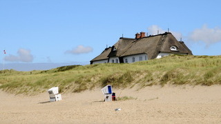 Foto: Blick auf ein Haus am Strand