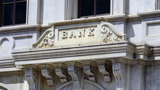 Foto: Hauseingang mit dem Schriftzug "Bank"