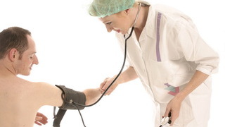 Foto: Krankenschwester misst den Blutdruck bei einem Patienten