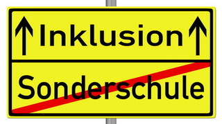 Foto: Hinweisschild mit der Aufschrift Sonderschule (durchgestrichen); Inklusion