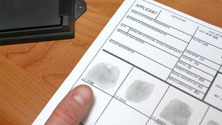 Foto: Fingerabdruck Ausweis Datenerfassung