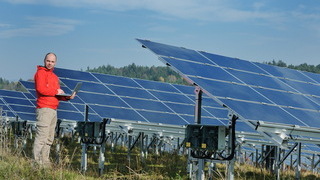 Geschäftsmann bei Solarzellen-Anlage 