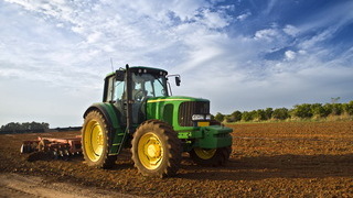 Foto: Traktor auf einem Feld