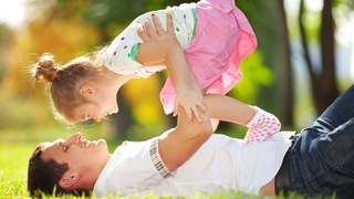 Foto: Vater hebt Tochter in die Luft