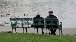 Foto: zwei Rentner auf einer Parkbank