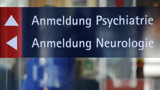Foto: Schild mit der Aufschrift "Anmeldung Psychiatrie"