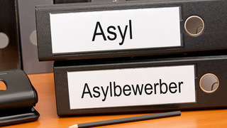 Foto: Aktenordner mit der Aufschrift Asyl und Asylbewerber