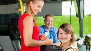Foto: Mutter mit Kind in einem Bus