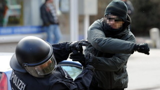 Foto: Passant schlägt Polizisten nieder