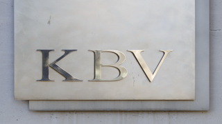 Foto: Schild der KBV vor der Kassenärztlichen Bundesvereinigung in Berlin