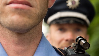 Foto: Polizisten mit einer mobilen Kamera