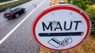 Foto: Ein Verkehrsschild weist auf die Mautpflicht hin