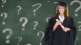 Foto: Hochschulabsolvent vor Tafel mit Fragezeichen