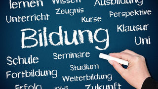 Foto: Schultafel mit Aufschrift Bildung