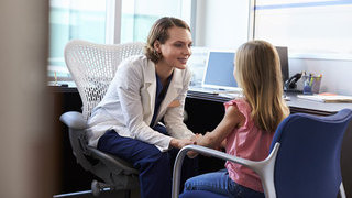 Foto: Beratungsgespräch zwischen Kinderärztin und Kind