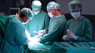 Foto: Ärzte und Assistenzen bei einer OP