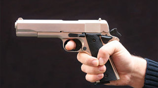 Foto: Hand mit Pistole