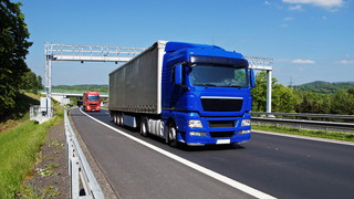 Foto: LKW auf einer Landstraße