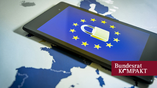 Foto: Tablet mit Schlüssel auf Europakarte