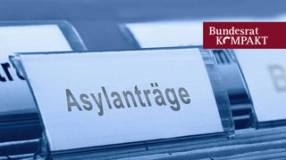 Foto: Hängeregister mit Aufschrift Asylanträge