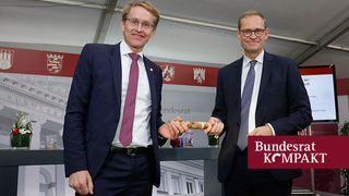 Foto: Daniel Günther und Michael Müller bei der symbolischen Amtsübergabe