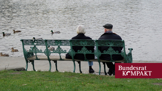 Foto: zwei Rentner auf einer Parkbank