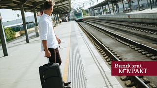 Foto: junger Mann wartet am Bahnsteig auf den Zug