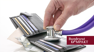 Foto: Stethoskop und Geldbeutel mit Versicherungskarten