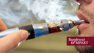 Foto: Mann raucht E-Zigarette