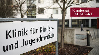 Foto: Schild mit Aufschrift Klinik für Kinder- und Jugendschutz vor Gebäude