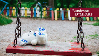 Foto: ein Teddybär auf einer Schaukel auf einem Spielplatz