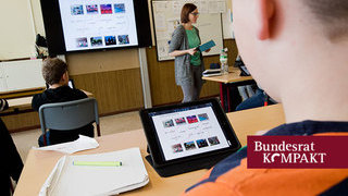 Foto: Schüler im Unterricht mit Tablets