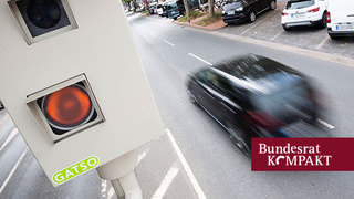 Foto: ein rasendes Auto wird geblitzt