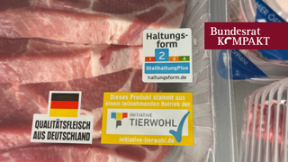 Foto: Eine Packung Schweinefleisch mit Etikett Haltungsform und Tierwohl