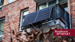 Foto: Solarpanel an einem Mehrfamilienhaus