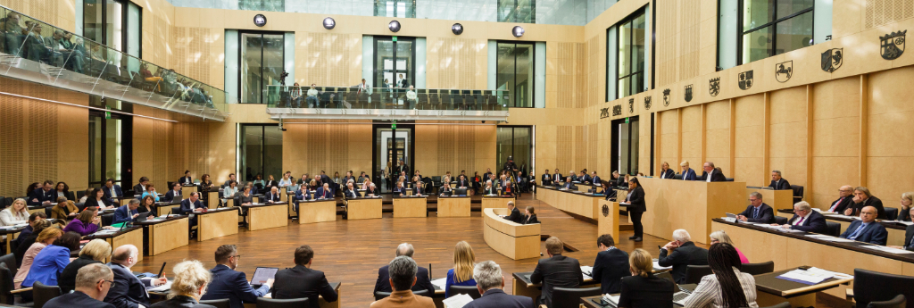 Foto: 1043. Plenarsitzung im Bundesrat mit Bundesratspräsidentin Manuela Schwesig und Logo zu 75 Jahre Bundesrat